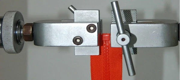 Ayrı Uçlu Fermuarlarda Alt Kutu Dayanıklılık Testi (Separe Fermuarlarda Kutu-Pim Dayanımı)