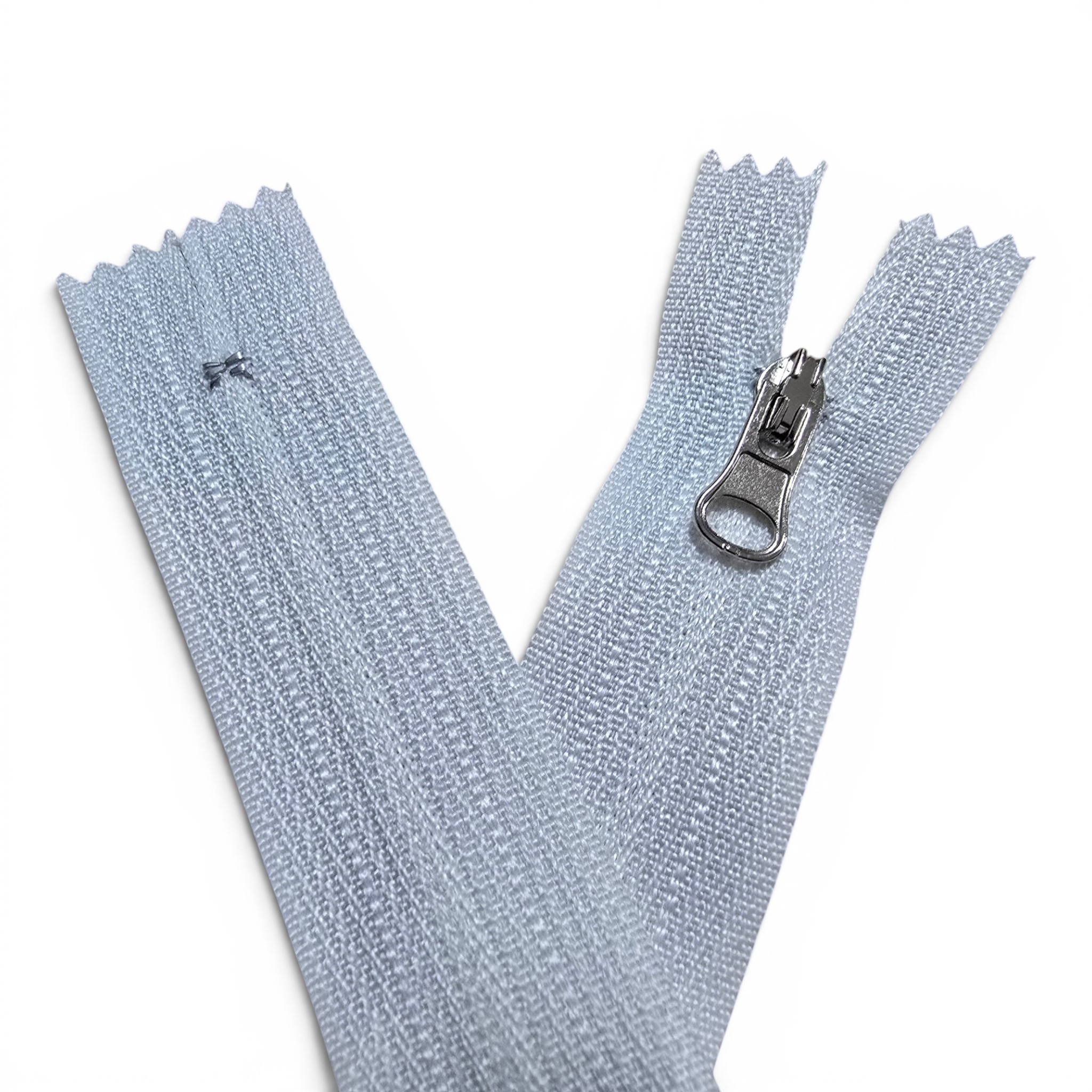 16 cm uzunluğunda, dipli ve dayanıklı naylon cep fermuarı.