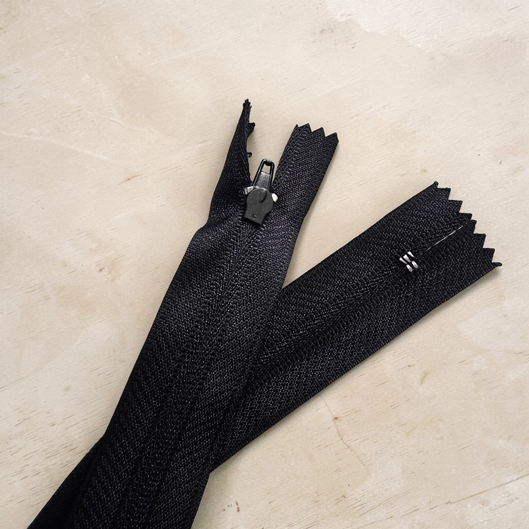 55 cm T5 Black Nylon Bottom Zipper – For Coats, Jackets and Textile Products Zp0055t5