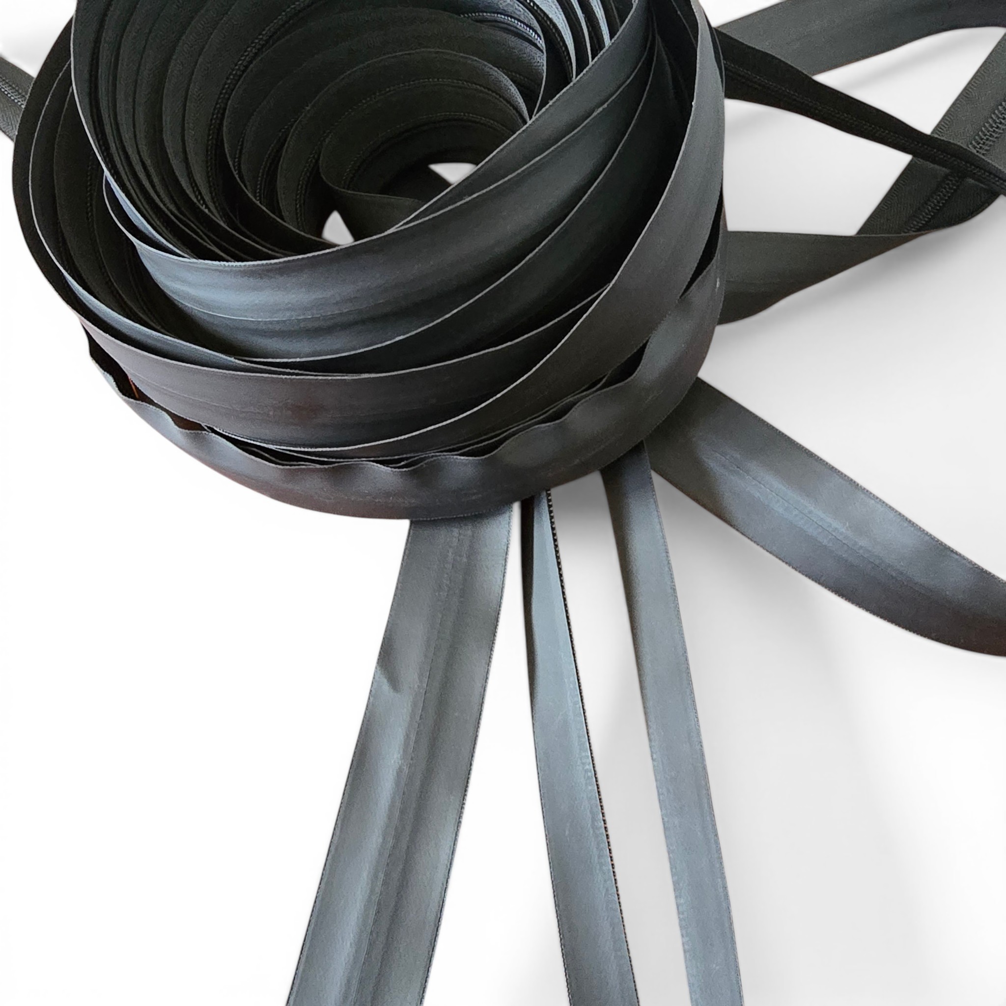 Su Geçirmez Şerit Fermuar PU T 10, her türlü hava koşulunda maksimum koruma sunar.