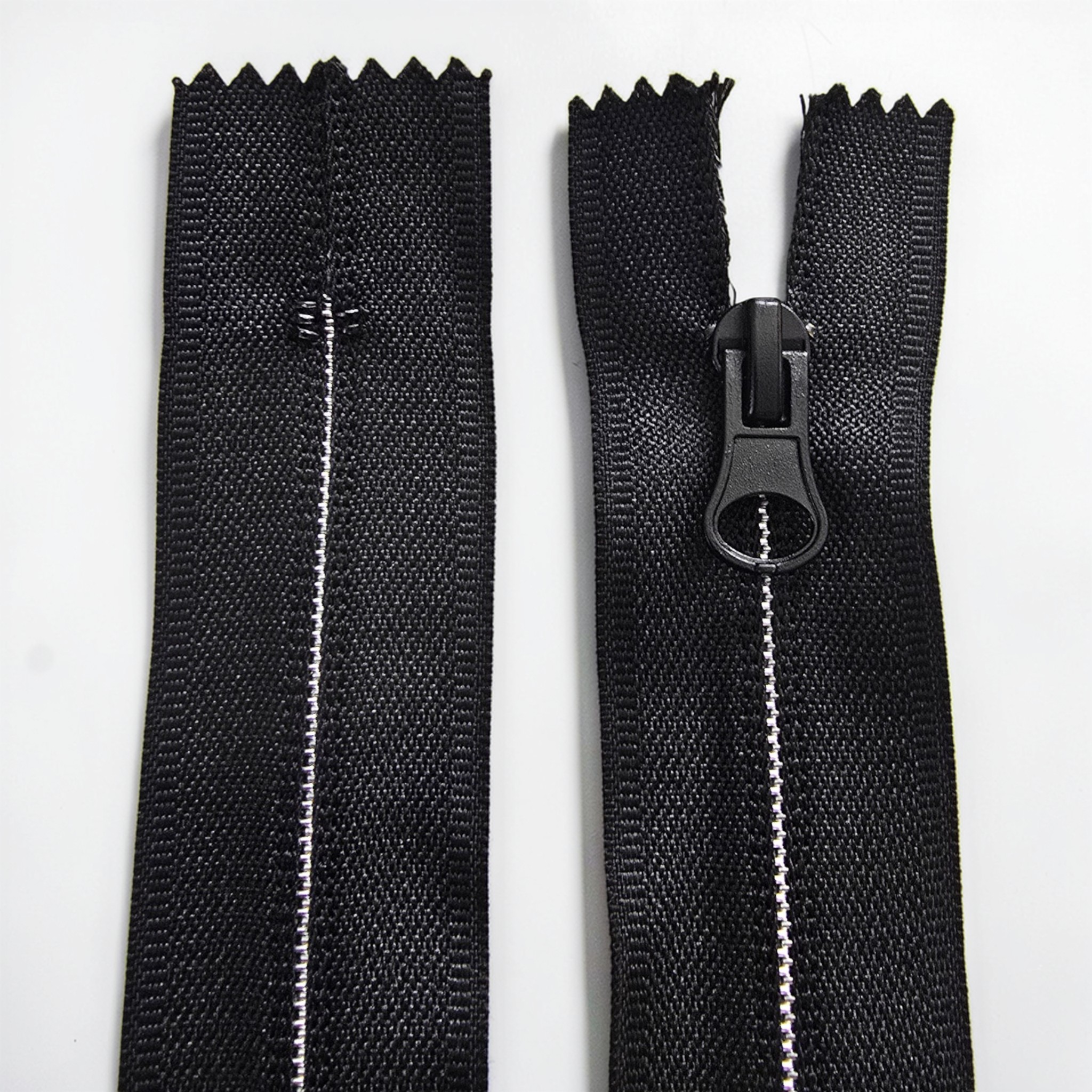 20 cm uzunluğundaki siyah naylon fermuar, dayanıklı ve şık tasarımıyla dikkat çeker.