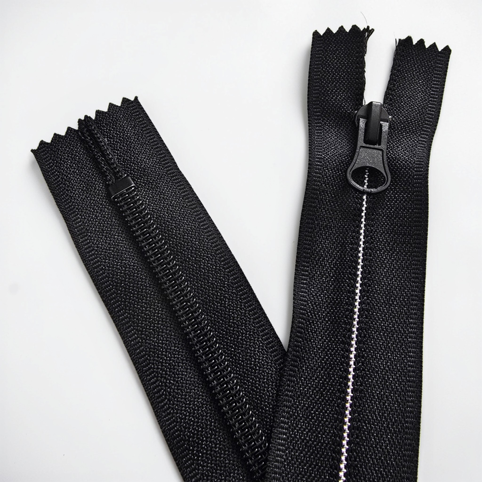 20 cm uzunluğundaki siyah naylon fermuar, dayanıklı ve şık tasarımıyla dikkat çeker.